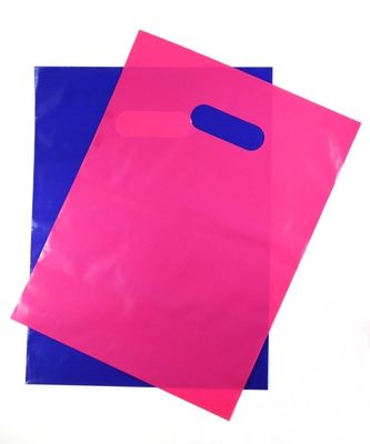 Bolsos de compras al por menor plásticos brillantes gruesos púrpuras rosados del regalo de la mercancía con las manijas cortadas con tintas